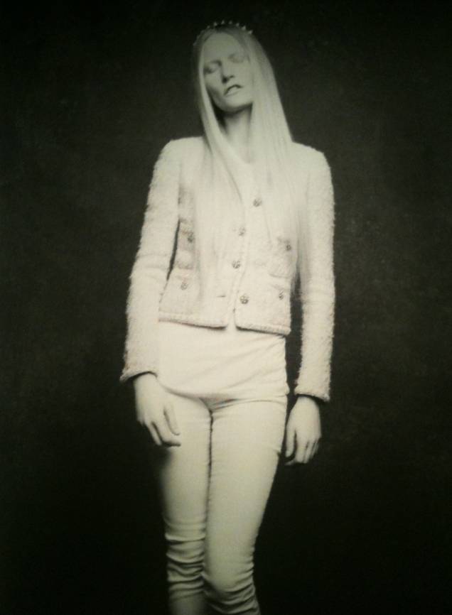A modelo Kirsten Owen, a única que usou a jaqueta branca A modelo Kirsten Owen, a única que usou a jaqueta branca