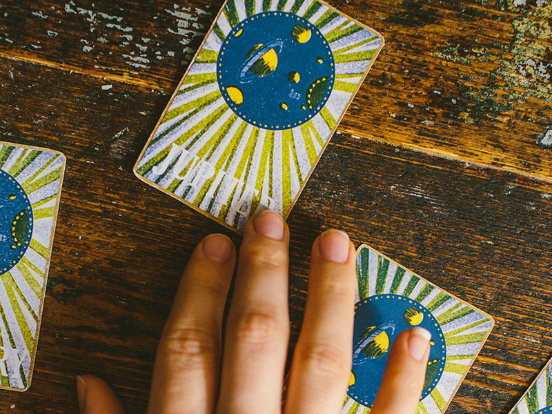 Massagem alia astrologia com técnicas de relaxamento – tem até leitura de mãos