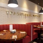 Novo mobili&aacute;rio: bancos revestidos de couro vermelho