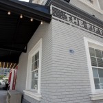 Detalhe da fachada: visual retr&ocirc;