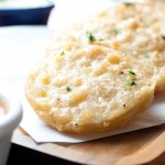 Tomates verdes fritos: empanados e servidos com dois molhos