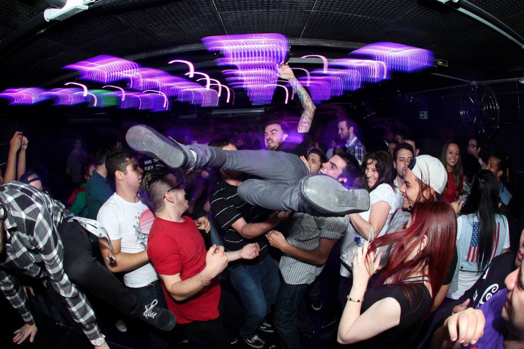 Tiger Robocop: distribui&ccedil;&atilde;o de docinhos na celebra&ccedil;&atilde;o de tr&ecirc;s anos da festa