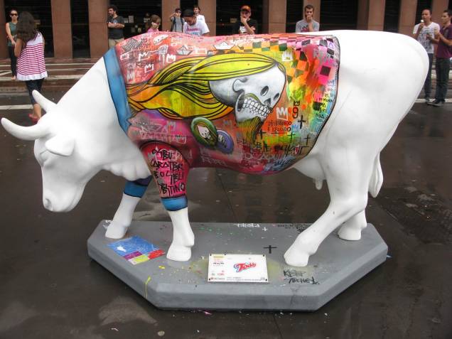 Vaca Cowddy, customizada por artistas da nova geração das artes plásticas no Brasil Vaca Cowddy, customizada por artistas da nova geração das artes plásticas no Brasil