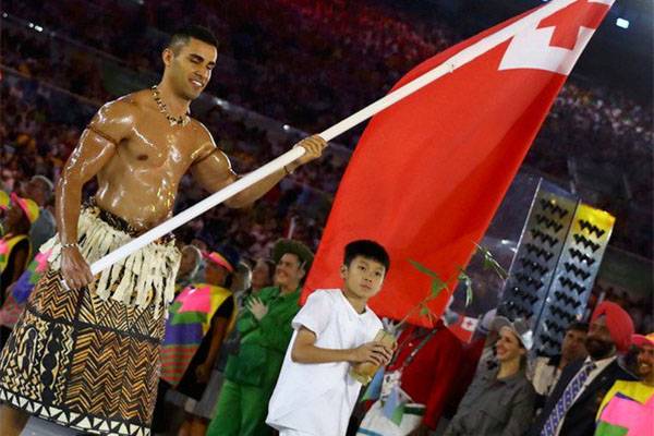 Sucesso na Olimpíada, o besuntado de Tonga registra em vídeo passeio pelo Brasil