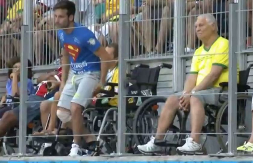 Torcedor levanta de cadeira de rodas e invade jogo durante a Copa do Mundo