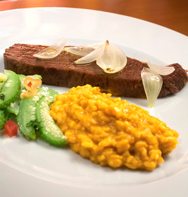 Tordesilhas: carne de sol assada em manteiga de garrafa com risoto de abóbora (Foto: Fabio Ribeiro)