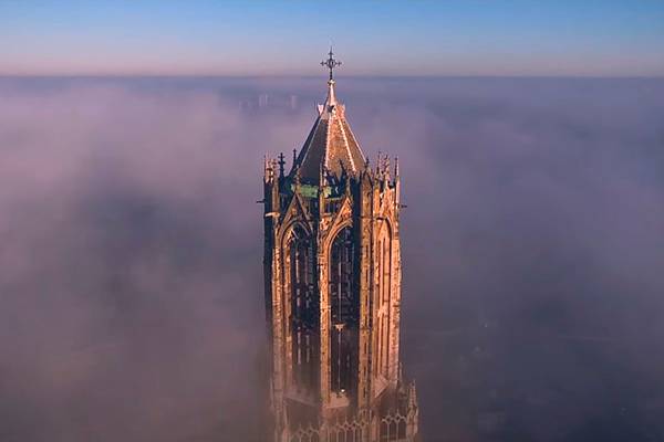 Drone captura imagens de uma das igrejas mais altas dos Países Baixos e o resultado é impressionante