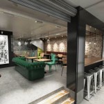 O balc&atilde;o com cadeiras altas