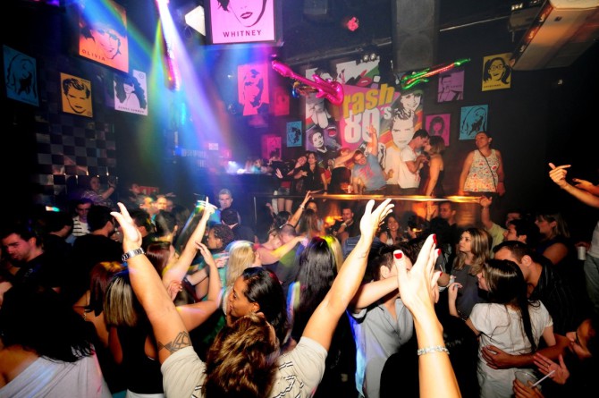 Festa dos anos 80 em campanha para ajudar os totós