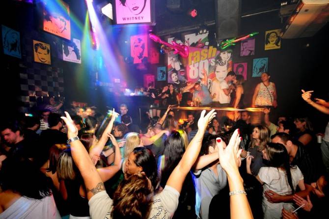 Festa dos anos 80 em campanha para ajudar os totós