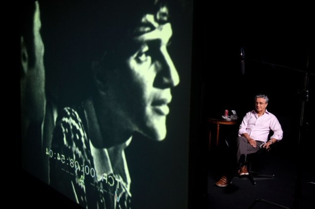 Caetano Veloso em entrevista para o documentário Tropicália: depoimentos reveladores Caetano Veloso em entrevista para o documentário Tropicália: depoimentos reveladores