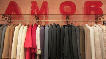 O brechó de luxo Trash Chic também oferece a opção de vendas online O brechó de luxo Trash Chic também oferece a opção de vendas online