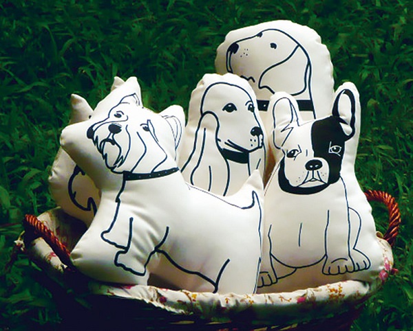 Artista plástica faz almofadas com desenhos de cachorros de diversas raças