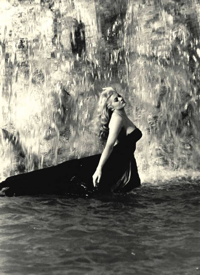 Anita Ekberg durante a filmagem de A doce vida - Tutto Fellini Anita Ekberg durante a filmagem de A doce vida - Tutto Fellini