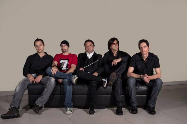 A banda cover do U2 e o maestro Renato Misiuk (centro) A banda cover do U2 e o maestro Renato Misiuk (centro)