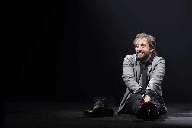 Gregório Duvivier apresenta a comédia Uma Noite na Lua Gregório Duvivier apresenta a comédia Uma Noite na Lua