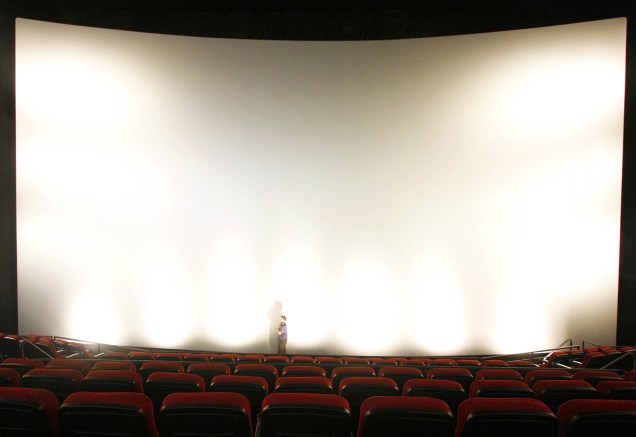 Tela da sala IMAX tem 13,40m (altura)  por 21,34 m (largura)