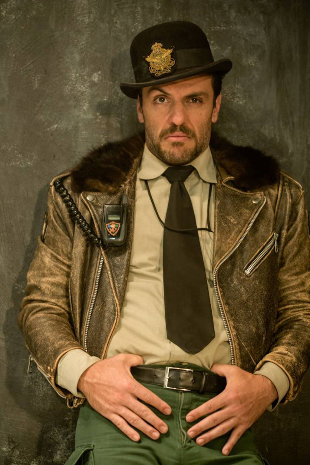 Rodrigo Lombardi em "Urinal, o Musical": papel de policial (Foto: Ronaldo Gutierrez)