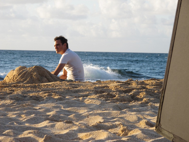 O Mestre: Freddie Sutton começa a questionar a fé O Mestre: Freddie Sutton começa a questionar a fé