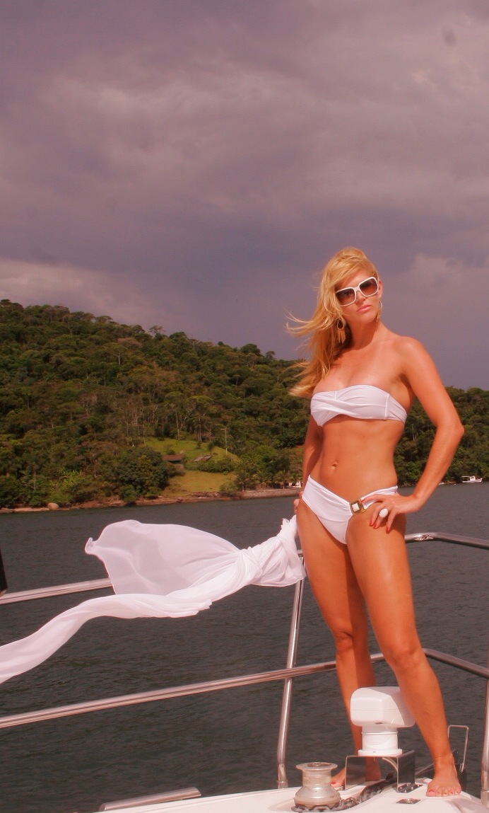 Bárbara Evans, tomara que dê para apagar essas tatuagens!!