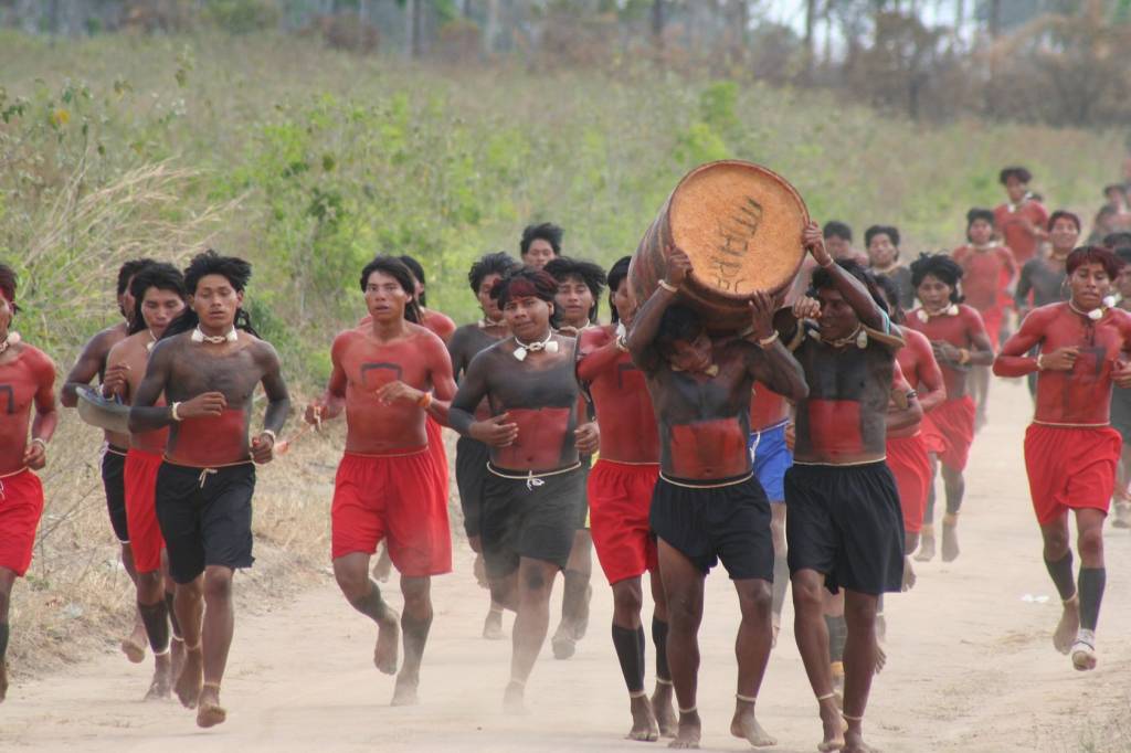 Vale dos Esquecidos, de Maria Raduan: conflito entre índios Xavantes, fazendeiros e posseiros na região amazônica mato-grossense Vale dos Esquecidos, de Maria Raduan: conflito entre índios Xavantes, fazendeiros e posseiros na região amazônica mato-grossense