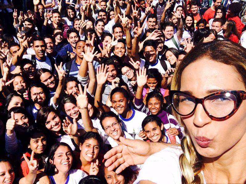 Valesca Popozuda visita escola onde foi chamada de “grande pensadora contemporânea”
