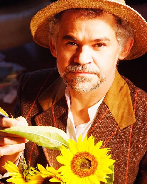 	O ator Gero Camilo protagoniza a peça sobre Van Gogh e Paul Gauguin