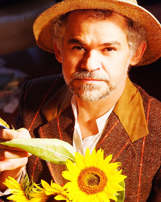 	O ator Gero Camilo protagoniza a peça sobre Van Gogh e Paul Gauguin
