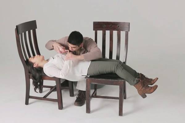 Vídeo mostra casais interpretando posições sexuais esquisitas e o resultado é adorável e constrangedor