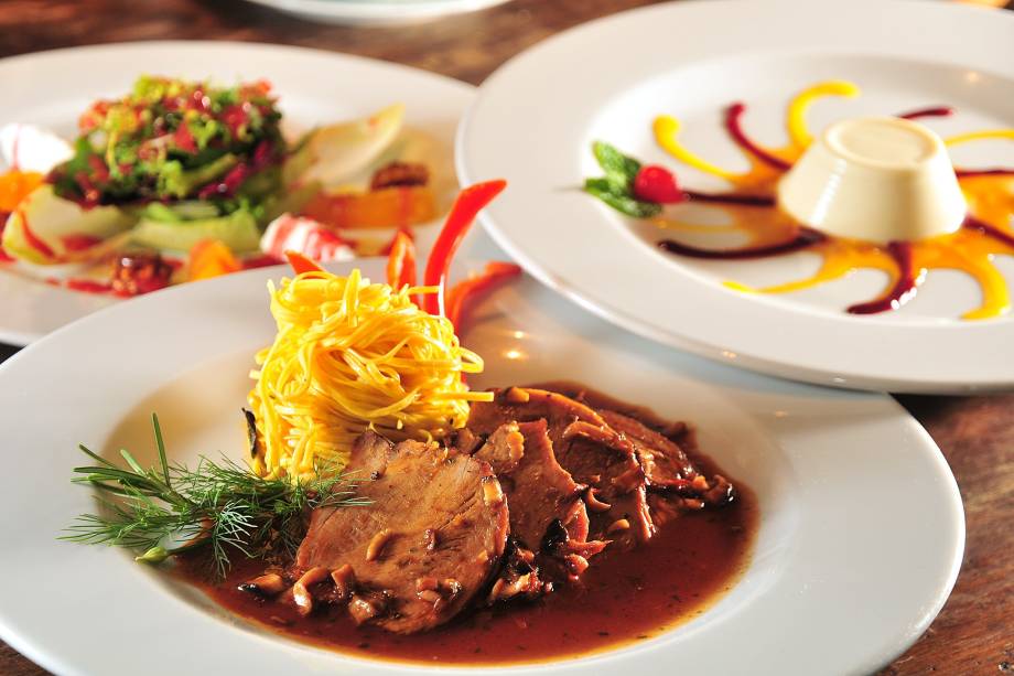 Menu executivo do La Vecchia Cucina tem salada, prato principal e sobremesa Menu executivo do La Vecchia Cucina tem salada, prato principal e sobremesa