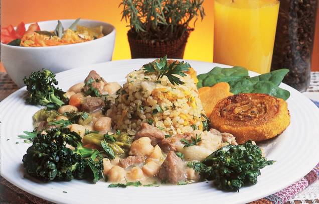 Cassoulet de grão-de-bico, cará e proteína de soja Cassoulet de grão-de-bico, cará e proteína de soja