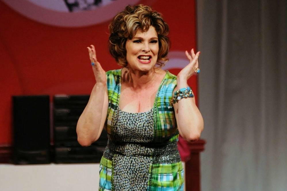 Louise Cardoso interpreta uma mulher que acaba de fazer 70 anos, mas insiste em aparentar 50 Louise Cardoso interpreta uma mulher que acaba de fazer 70 anos, mas insiste em aparentar 50