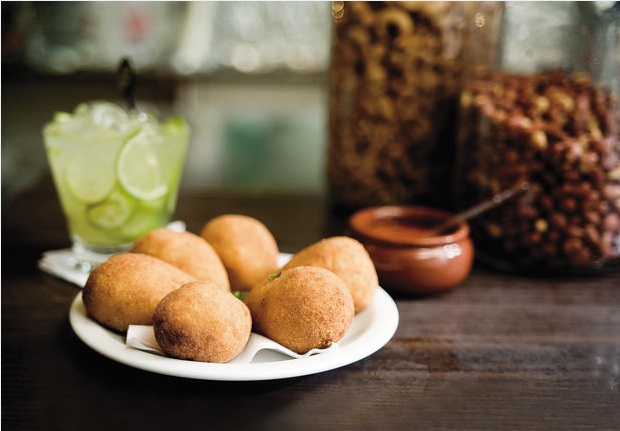 Veloso comemora 10 anos com festival de coxinha
