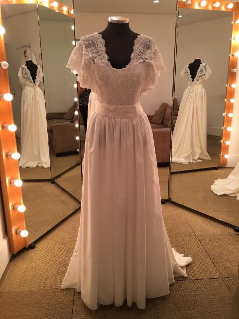 Vestido em tafetta e renda. De R$ 13.300,00 por R$ 3.990,00 (70% de desconto)