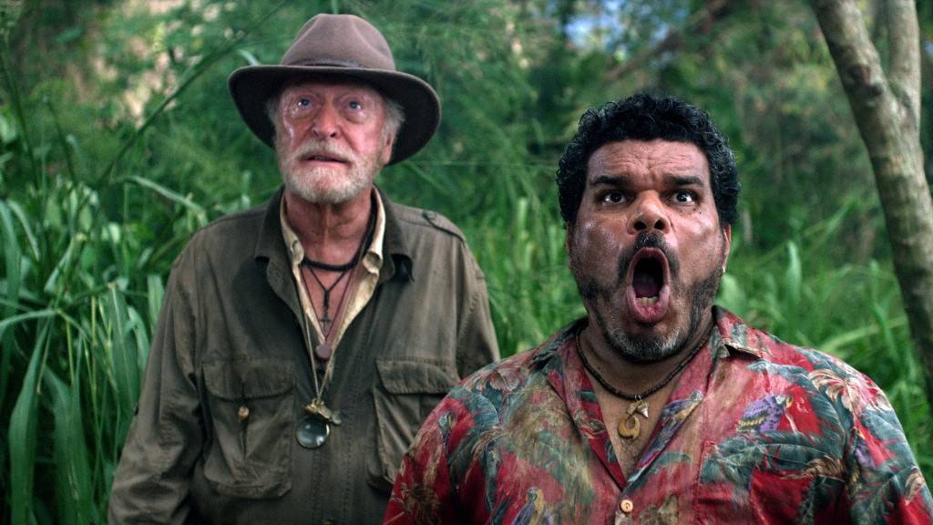 Michael Caine e Luis Guzmán em Viagem 2: A Ilha Misteriosa: aventura com pitadas de comédia Michael Caine e Luis Guzmán em Viagem 2: A Ilha Misteriosa: aventura com pitadas de comédia