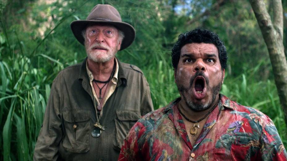 Michael Caine e Luis Guzmán em Viagem 2: A Ilha Misteriosa: aventura com pitadas de comédia Michael Caine e Luis Guzmán em Viagem 2: A Ilha Misteriosa: aventura com pitadas de comédia