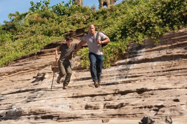 Josh Hutcherson e Dwayne Johnson em Viagem 2: A Ilha Misteriosa: aventura em 3D Josh Hutcherson e Dwayne Johnson em Viagem 2: A Ilha Misteriosa: aventura em 3D