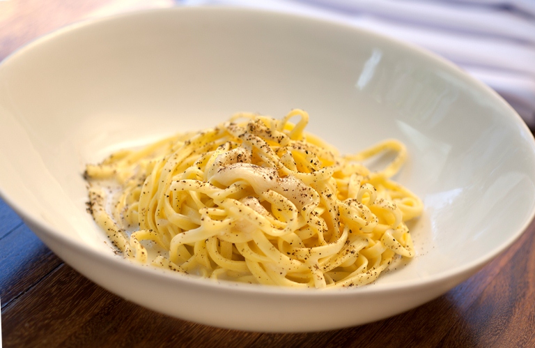 Vinheria Percussi: espaguete artesanal servido com queijo pecorino e pimenta-do-reino, o famoso cacio e pepe romano (Foto: Fabio Ribeiro)