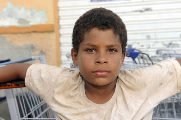 Vinicius Nascimento: ator mirim brilha no papel de um menino que procura o pai Vinicius Nascimento: ator mirim brilha no papel de um menino que procura o pai