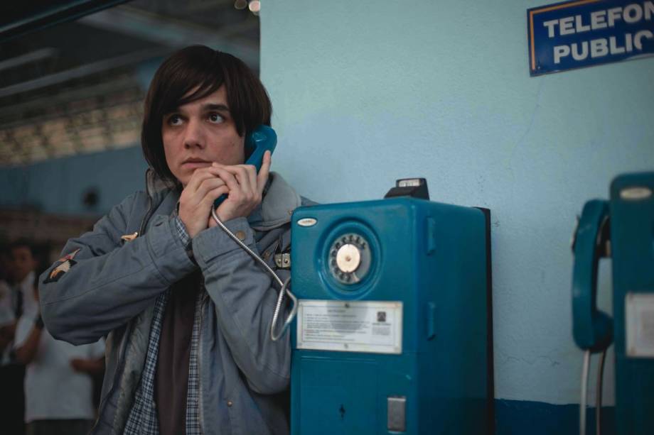 Wagner Moura: o ator dá um show de interpretação ao viver um farsante verídico no drama psicológico Vips Wagner Moura: o ator dá um show de interpretação ao viver um farsante verídico no drama psicológico Vips