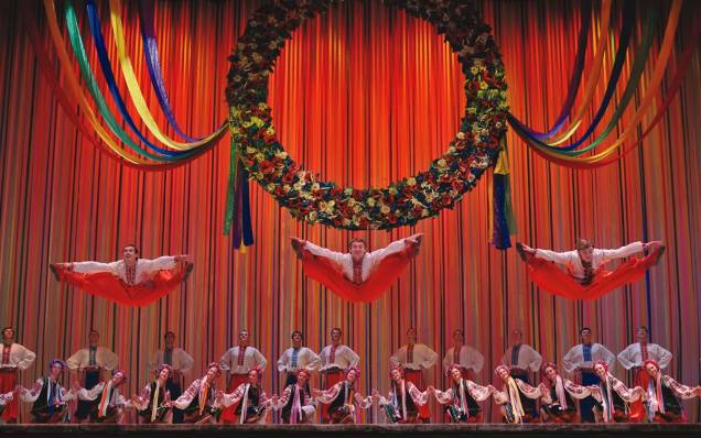 Com oitenta integrantes, o elenco do Virsky - Balé Nacional da Ucrânia esbanja flexibilidade em coreografias tradicionais Com oitenta integrantes, o elenco do Virsky - Balé Nacional da Ucrânia esbanja flexibilidade em coreografias tradicionais