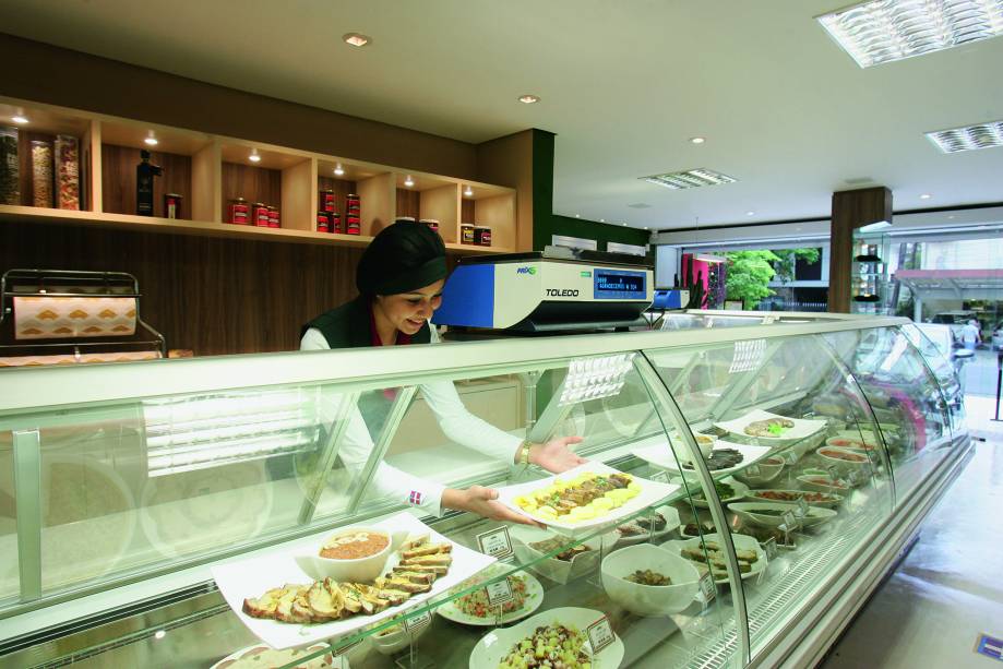 O balcão: pratos vendidos por quilo O balcão: pratos vendidos por quilo