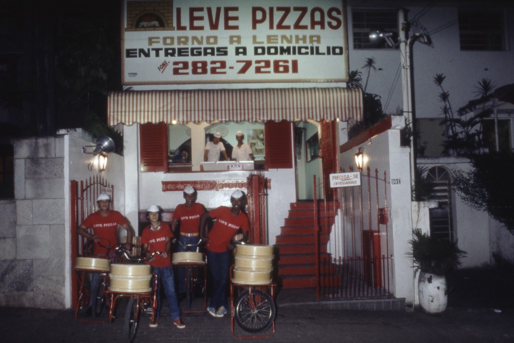 Fachada da Leve Pizzas, com sua ent&atilde;o frota de bikeboys, nos Jardins