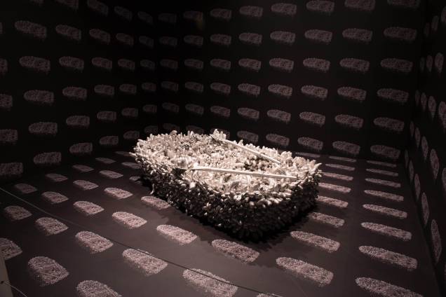 Caminhando no Mar da Morte (1981) é uma das obras fálicas de Kusama Caminhando no Mar da Morte (1981) é uma das obras fálicas de Kusama