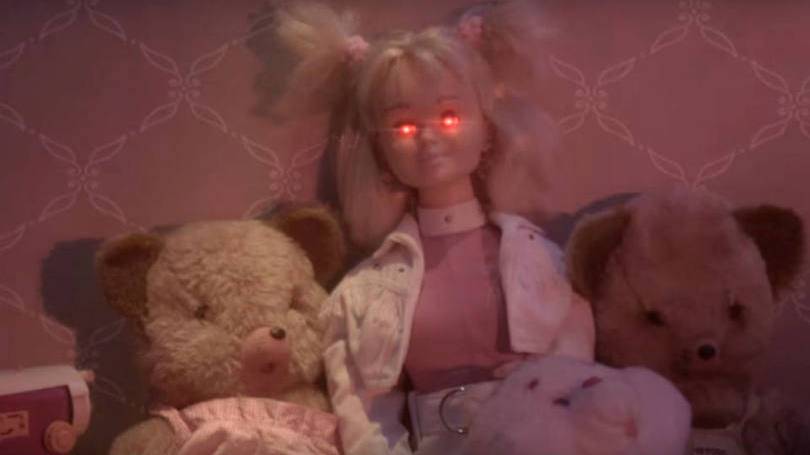 Temida nos anos 80, boneca da Xuxa “incorpora” monstro da série “Stranger Things” em comercial