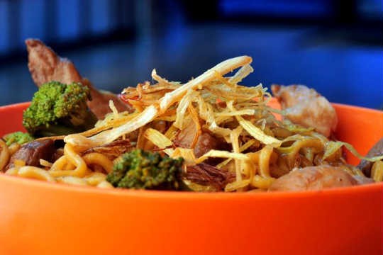 Yakisoba do Koni Store leva tiras de alho-poró fritas Yakisoba do Koni Store leva tiras de alho-poró fritas