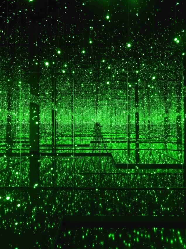 Já em Filled with the Brilliance of Life (2011), as luzes de LED se multiplicam refletidas nos espelhos do teto e das paredes Já em Filled with the Brilliance of Life (2011), as luzes de LED se multiplicam refletidas nos espelhos do teto e das paredes