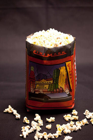 Saquinho de pipocas da rede de cinemas Cinemark.