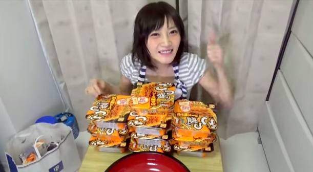 Japonesa devora quatro quilos de macarrão de uma vez só em vídeo impressionante