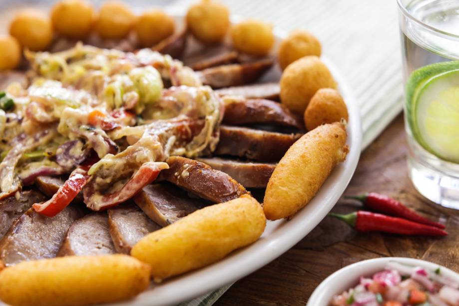 No Zé Gordo a linguiça da casa acompanha bolinhos de mandioca com queijo mineiro, por R$ 32,00 No Zé Gordo a linguiça da casa acompanha bolinhos de mandioca com queijo mineiro, por R$ 32,00